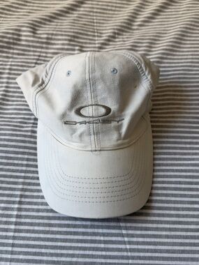 Oakley Vintage 2000’s made in Europe Silver and White hat